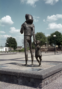 808196 Afbeelding van het beeld Vader en Kinderen op het Dorpsplein te Vleuten (gemeente Vleuten-De Meern).N.B. De ...